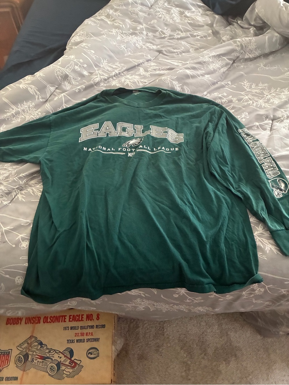 Philadelphia Eagles Long-Sleeve TShirt with Graphic on the Sleeve . 2XL